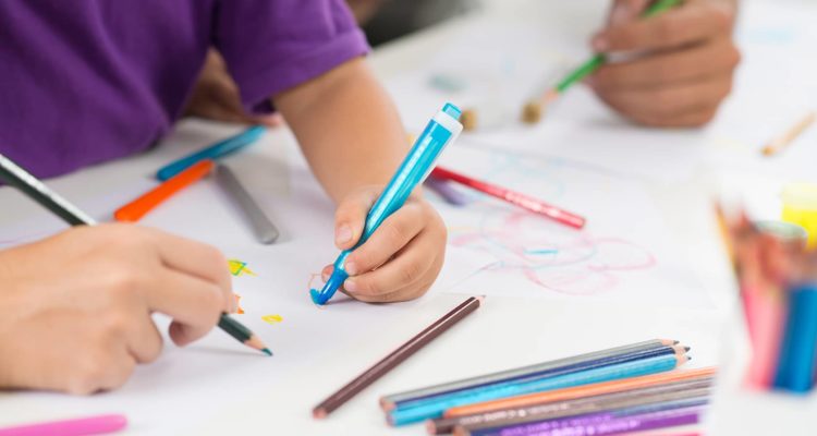 la-scolarite-enfant-coloriant-ecole-de-bonneuil