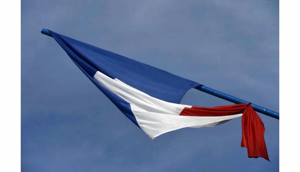 Hommage drapeau en berne Mairie de SaintÉvarzec