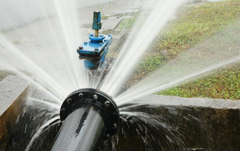 EN IMAGES. À Nantes, la canalisation d'eau claque et éventre la