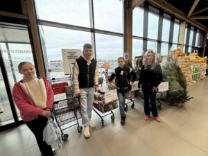 Jeunes du CCJ à la banque alimentaire